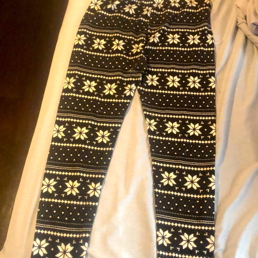 snowflake leggings , black and white